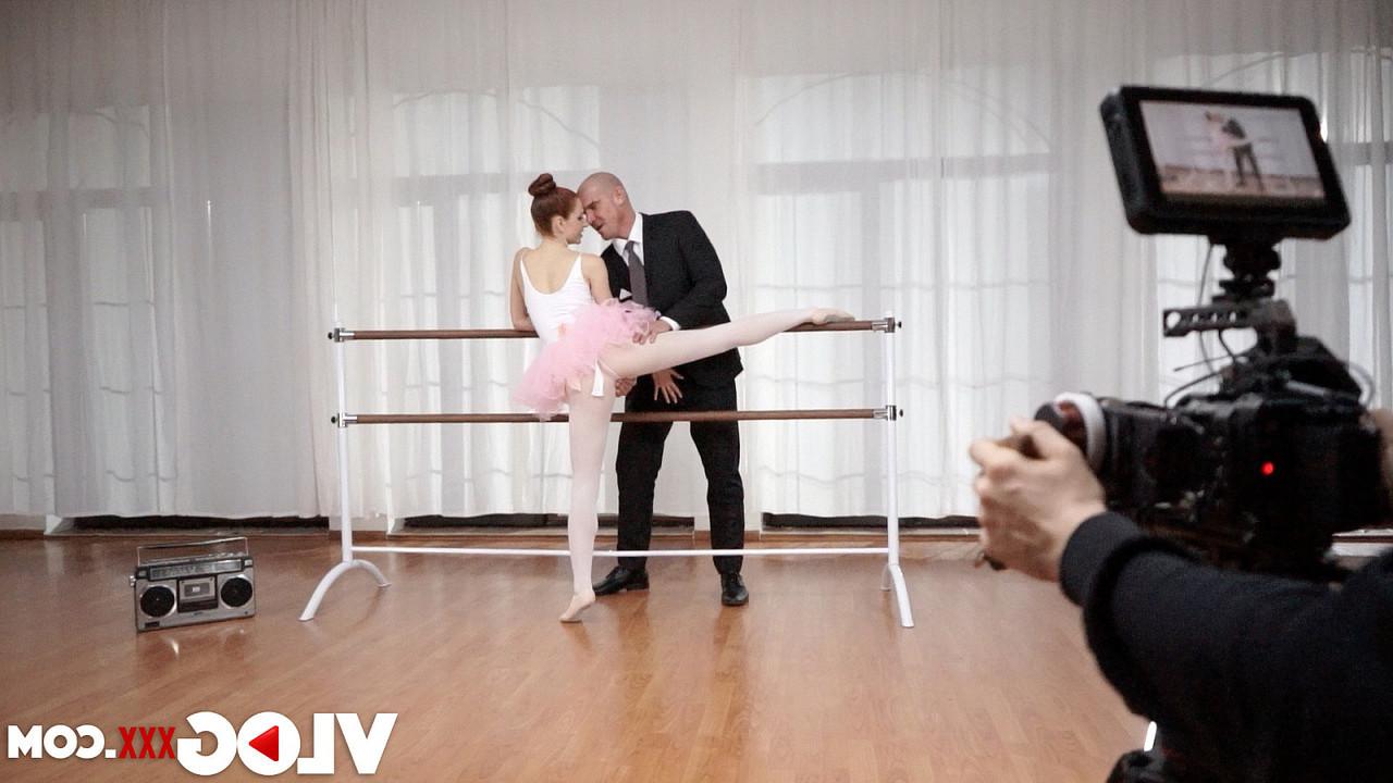 15P Die heiße MILF Lina Joy hat Sex mit einem Fotografen in Ballerina-Kleidung