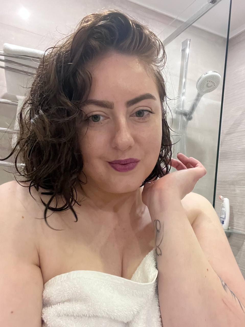 10P Kristi KKK, la grosse d'OnlyFans, expose ses courbes meurtrières sous la douche