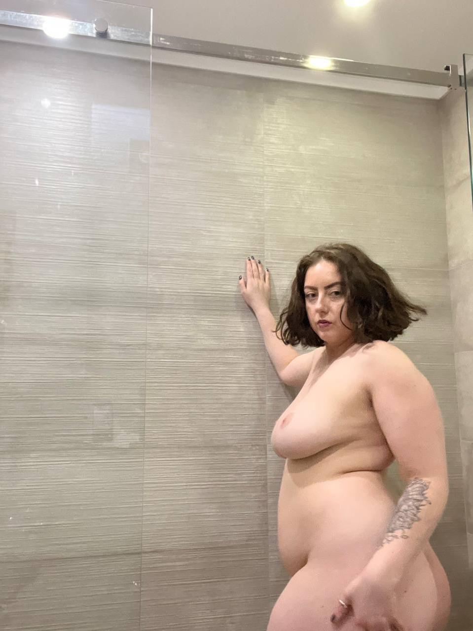 10P Kristi KKK, la grosse d'OnlyFans, expose ses courbes meurtrières sous la douche