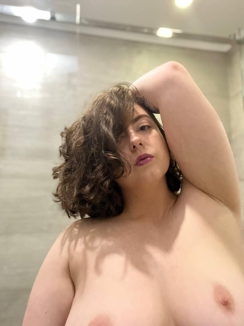 10P Kristi KKK, la grosse d'OnlyFans, expose ses courbes meurtrières sous la douche