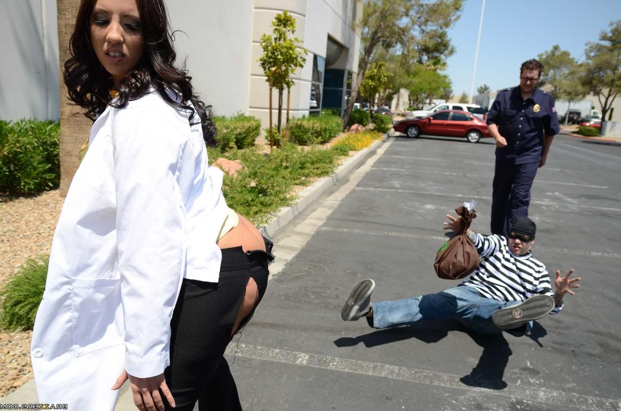 18P La química Kelly Divine se rasga los pantalones y sale en público mostrando el culo