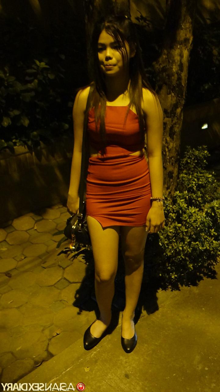 20P La asiática amateur King C se quita el vestido rojo y es follada en POV