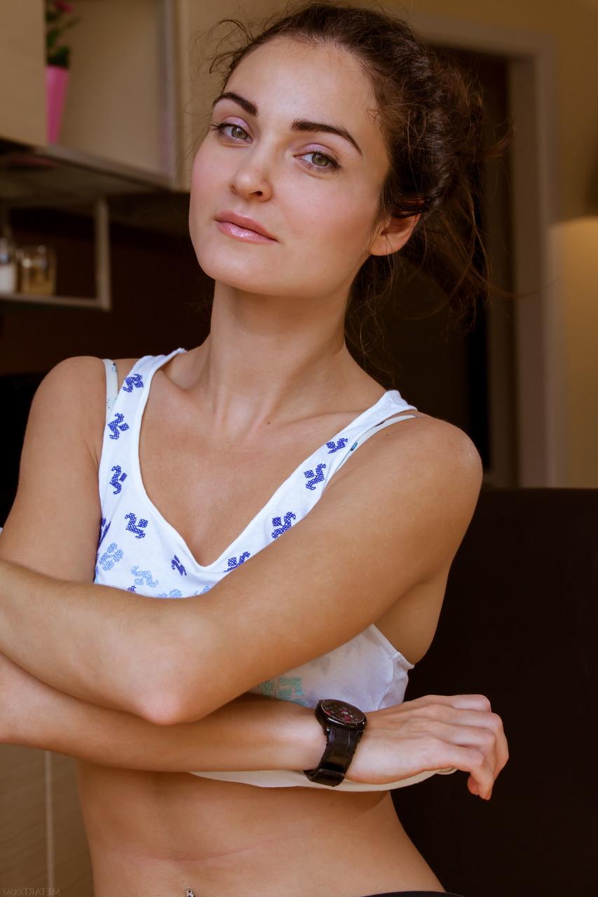 20P La jeune femme glamour Onorin montre ses seins bronzés et sa chatte rasée invitante.