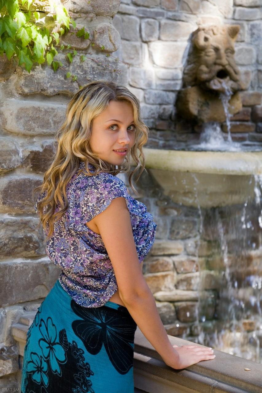 20P A adolescente sexy Luciana A revela seu lindo corpo e posa em um terraço
