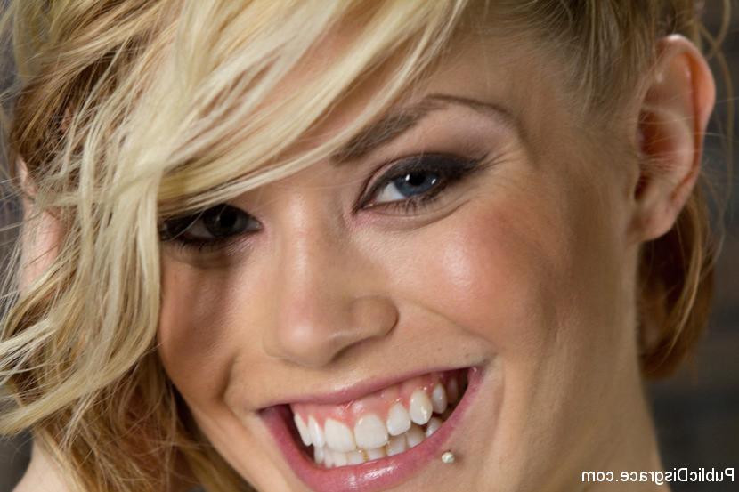 13P Une jolie blonde est contrainte à des actes sexuels humiliants dans un magasin de vidéos pour adultes