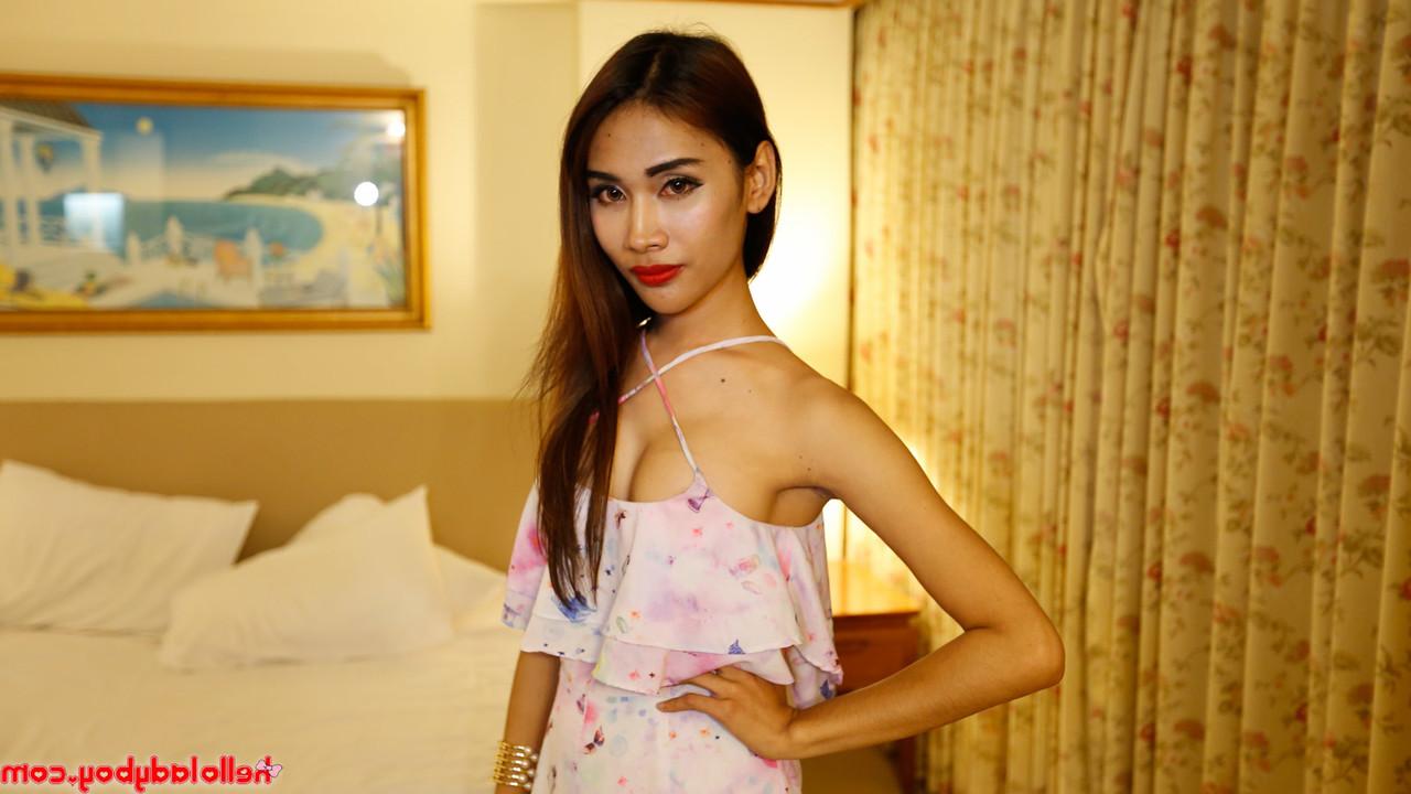 20P Une jolie transexuelle asiatique montre ses jolis seins tout en la taquinant dans une tenue sexy