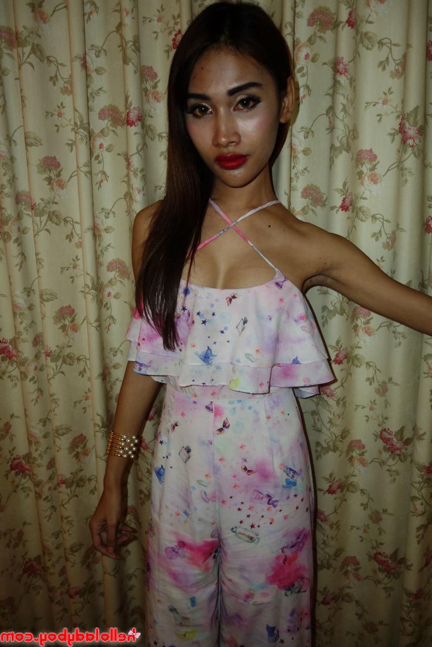 20P Une jolie transexuelle asiatique montre ses jolis seins tout en la taquinant dans une tenue sexy