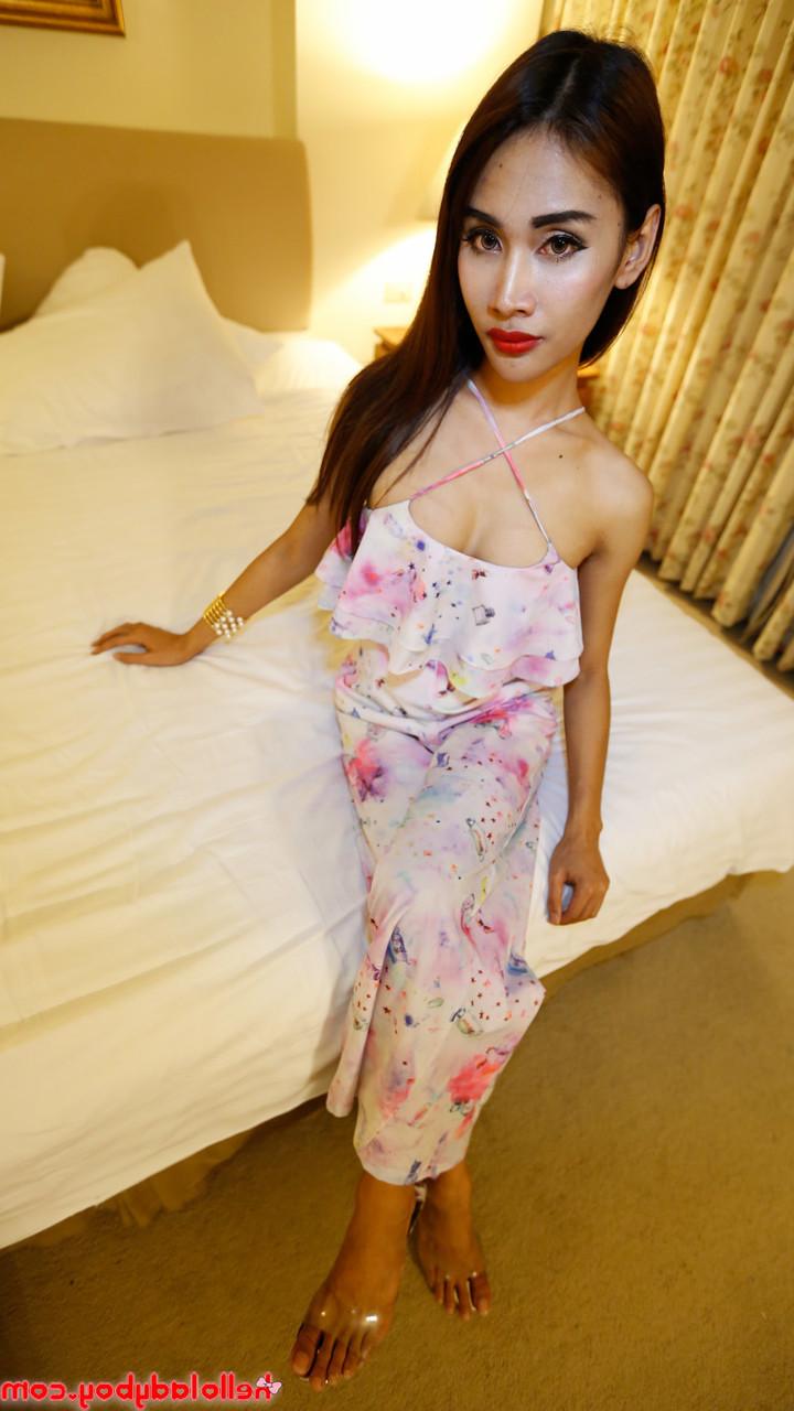 20P Une jolie transexuelle asiatique montre ses jolis seins tout en la taquinant dans une tenue sexy