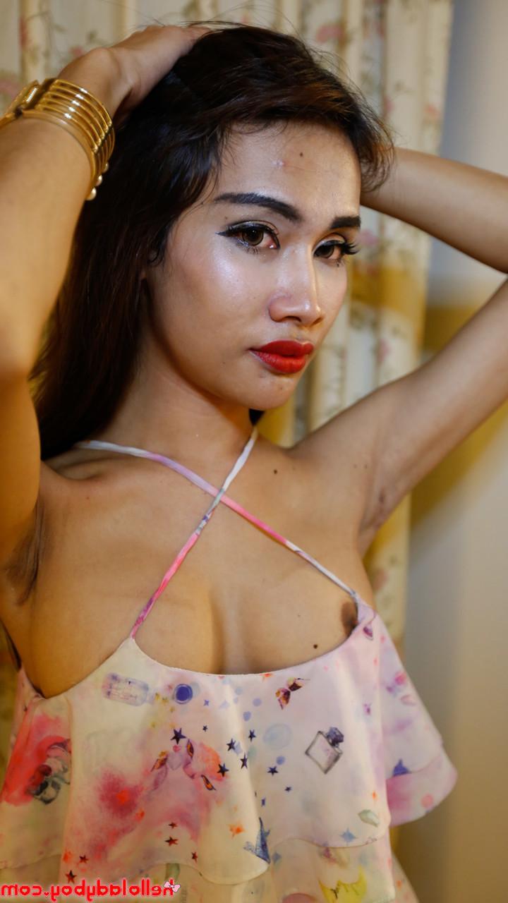 20P Une jolie transexuelle asiatique montre ses jolis seins tout en la taquinant dans une tenue sexy