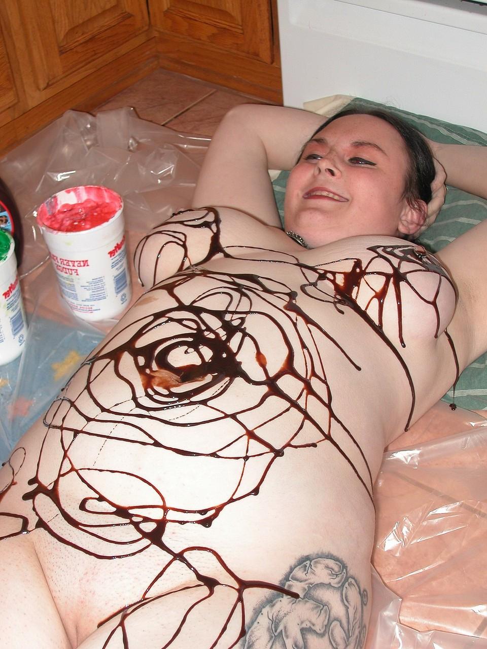 20P La gordita amateur Madalyn muestra sus grandes tetas y se la follan en acción desordenada