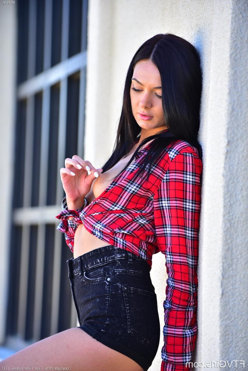17P Morena de pernas compridas em shorts jeans Marley mostra seios e bunda em público
