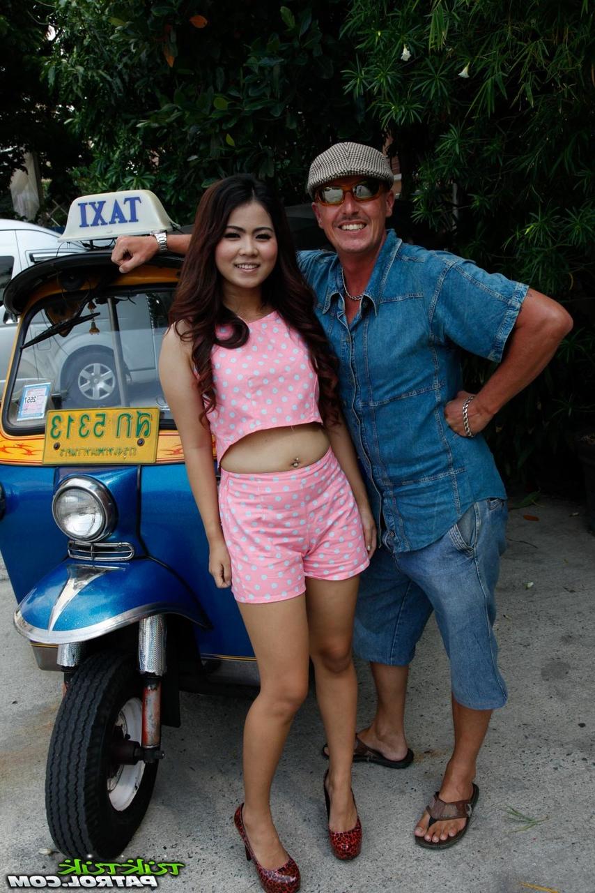 16P Eine weitere hübsche thailändische Teenie-Schlampe, Meena, nimmt Kontakt mit einem kaukasischen Touristen auf