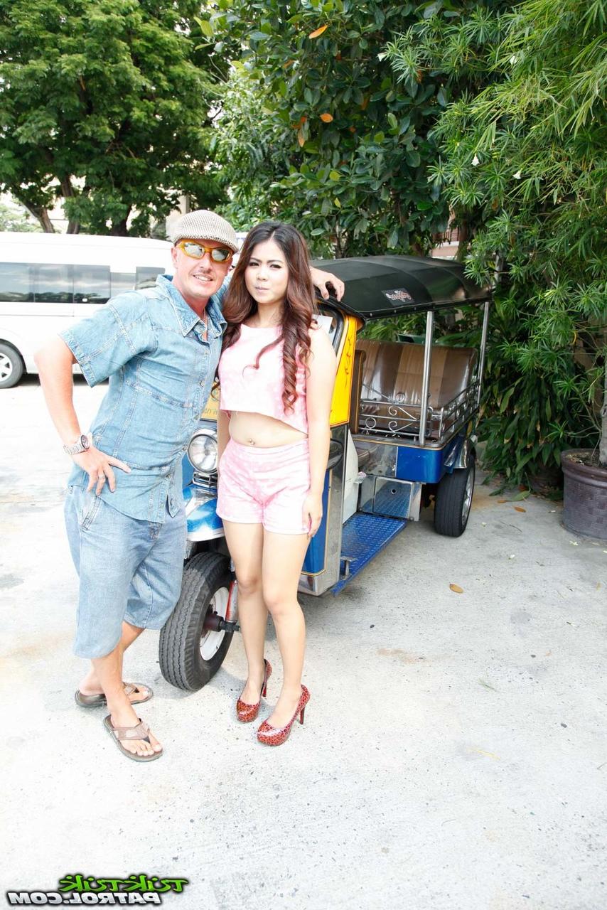 16P Eine weitere hübsche thailändische Teenie-Schlampe, Meena, nimmt Kontakt mit einem kaukasischen Touristen auf