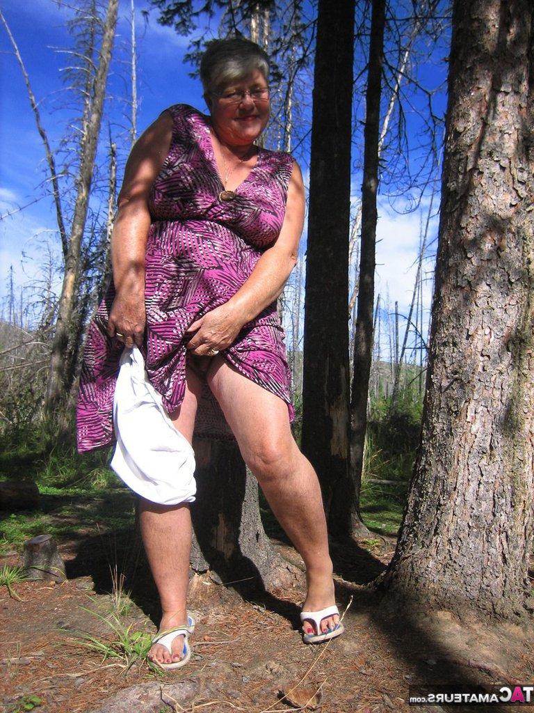 20P A gorda vovó Girdle Goddess perde sua roupa roxa na floresta e posa nua