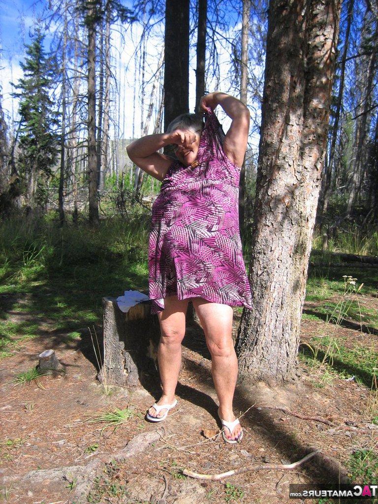 20P A gorda vovó Girdle Goddess perde sua roupa roxa na floresta e posa nua