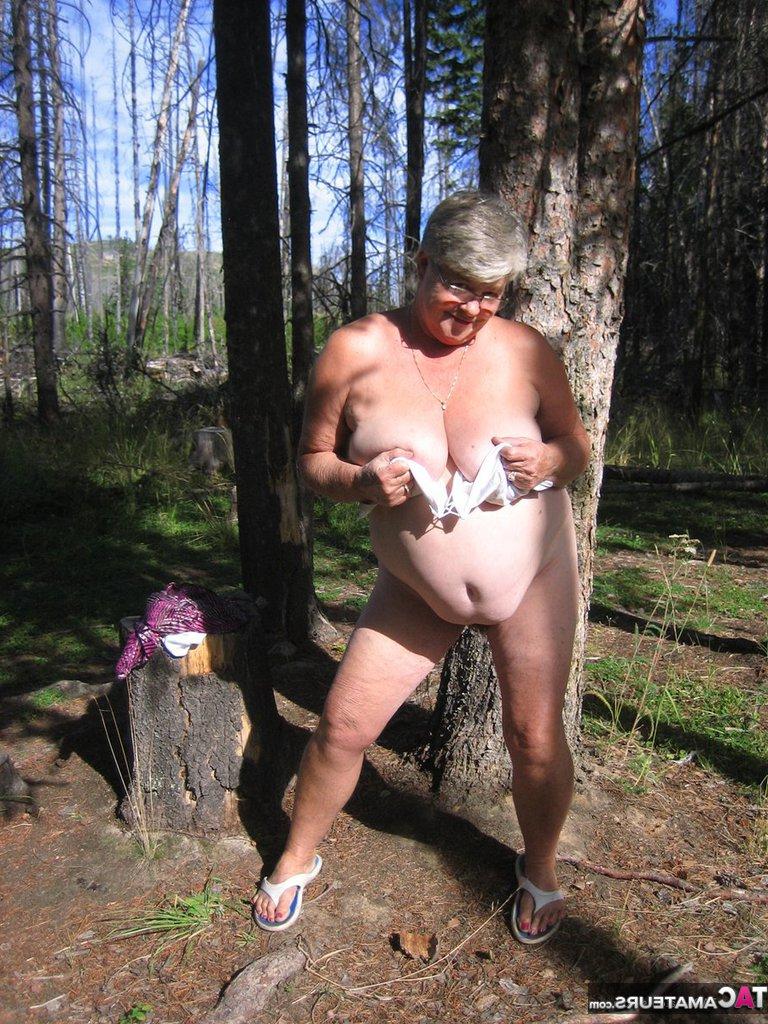 20P A gorda vovó Girdle Goddess perde sua roupa roxa na floresta e posa nua