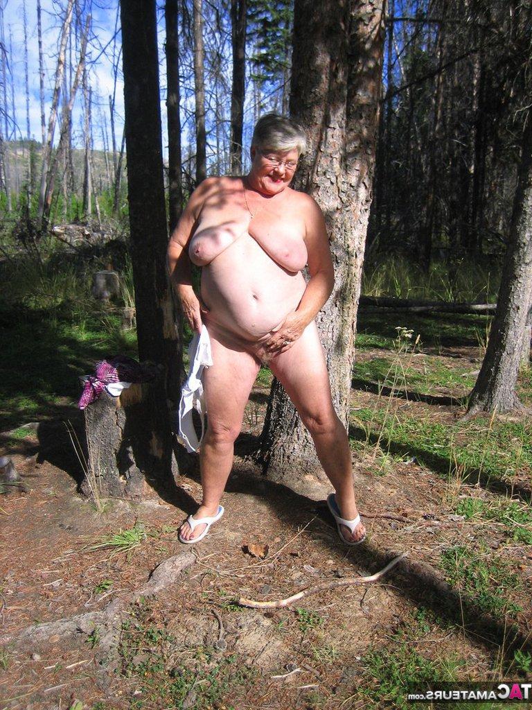 20P A gorda vovó Girdle Goddess perde sua roupa roxa na floresta e posa nua