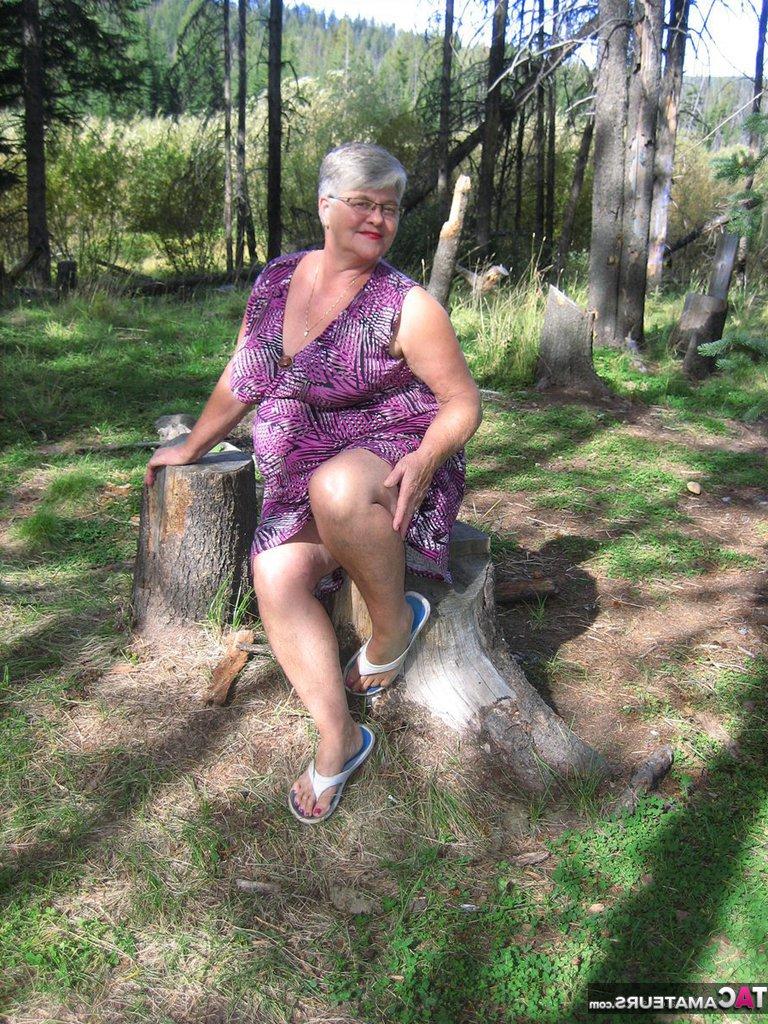20P A gorda vovó Girdle Goddess perde sua roupa roxa na floresta e posa nua