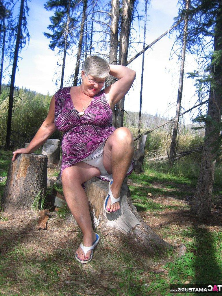 20P A gorda vovó Girdle Goddess perde sua roupa roxa na floresta e posa nua