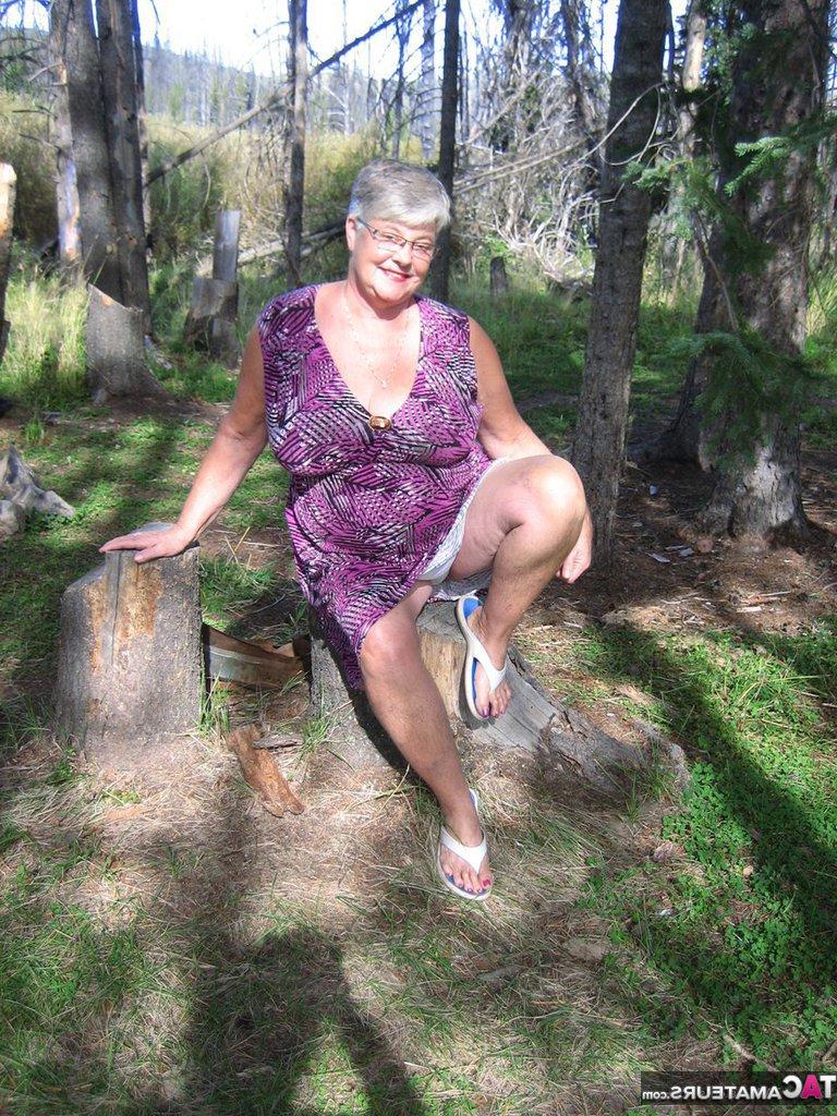 20P A gorda vovó Girdle Goddess perde sua roupa roxa na floresta e posa nua