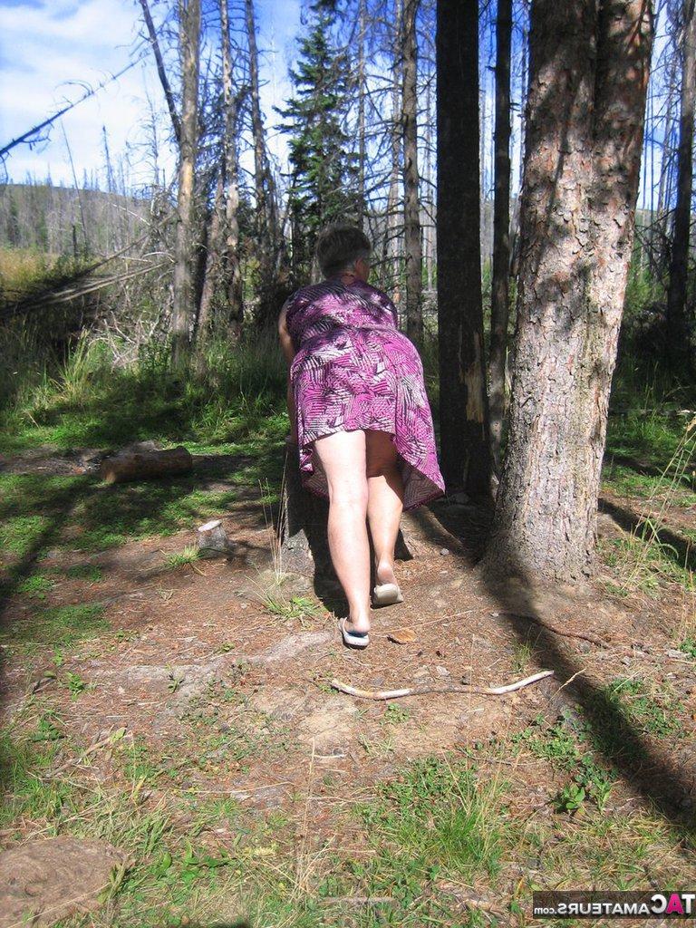 20P A gorda vovó Girdle Goddess perde sua roupa roxa na floresta e posa nua