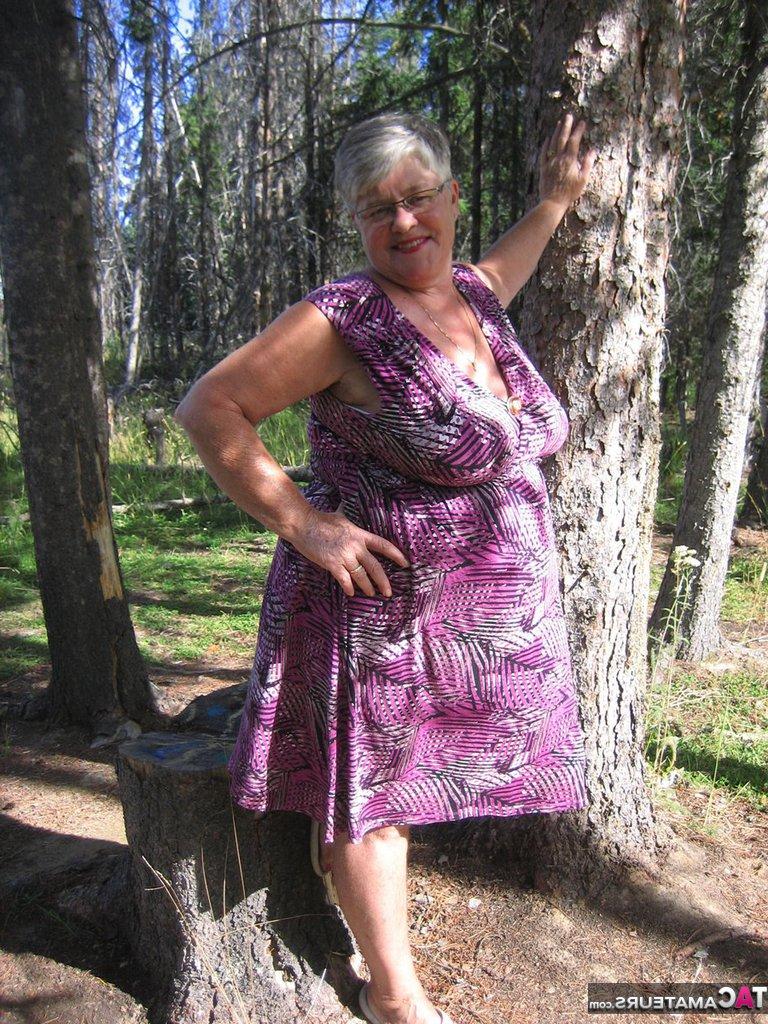 20P A gorda vovó Girdle Goddess perde sua roupa roxa na floresta e posa nua