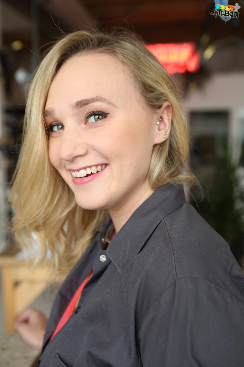 20P La costurera rubia Kim Cums recibe una perforación profunda y un creampie goteante en el trabajo
