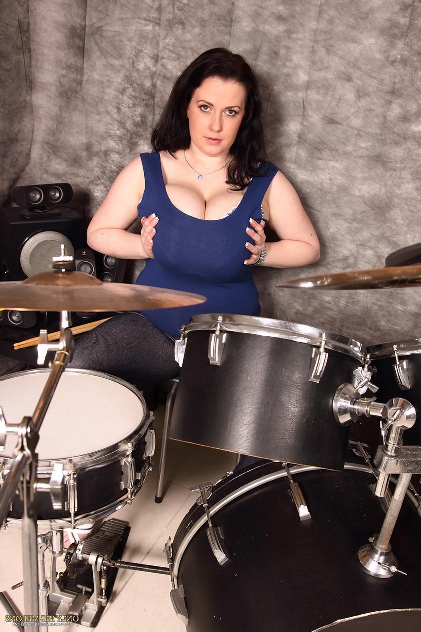 15P La batteuse Anna Beck libère ses énormes seins lors d'un concert en solo