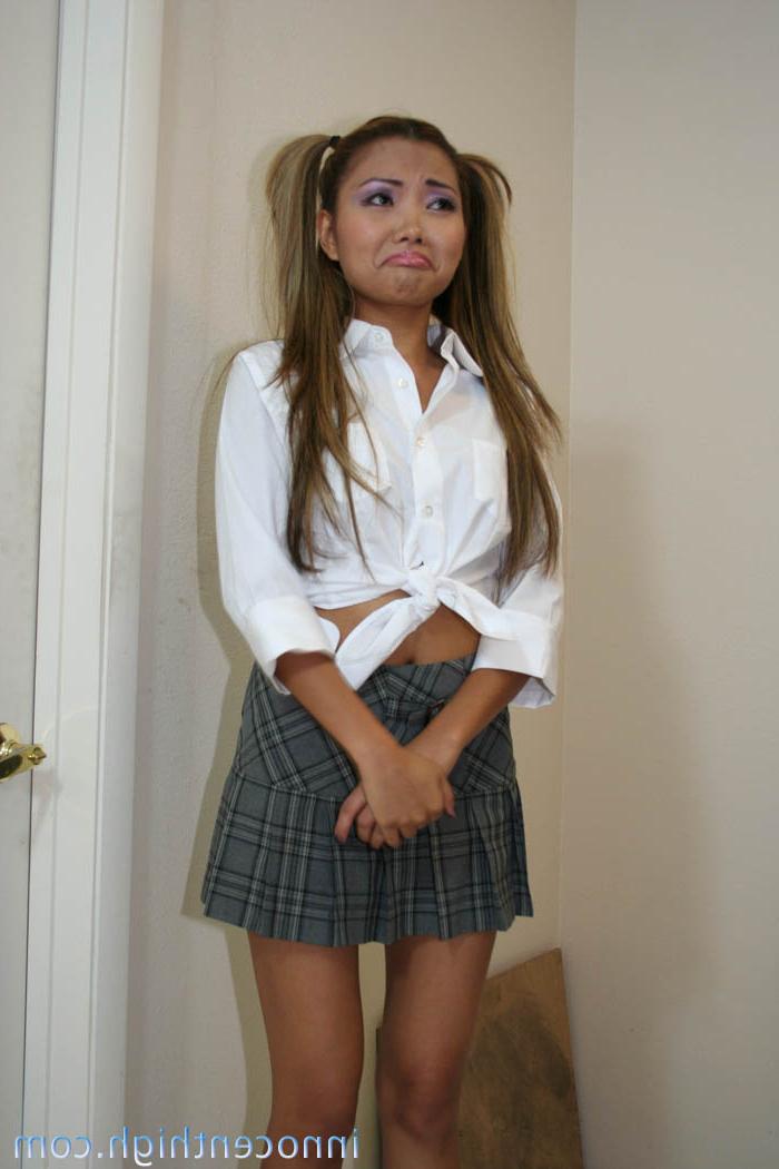 17P Lana Croft, poupée asiatique à queue de cochon, est punie pour avoir été mauvaise à l'école.