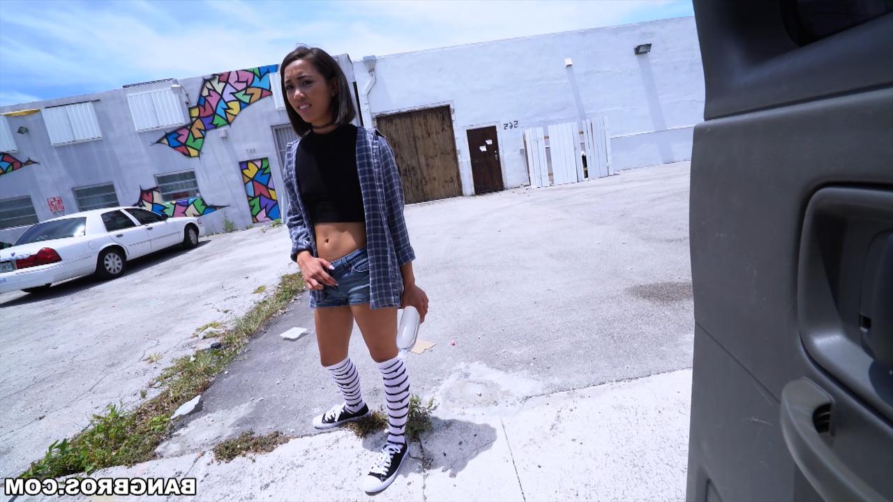 20P Aria Skye, une auto-stoppeuse asiatique de 21 ans, paie le trajet avec une baise hardcore