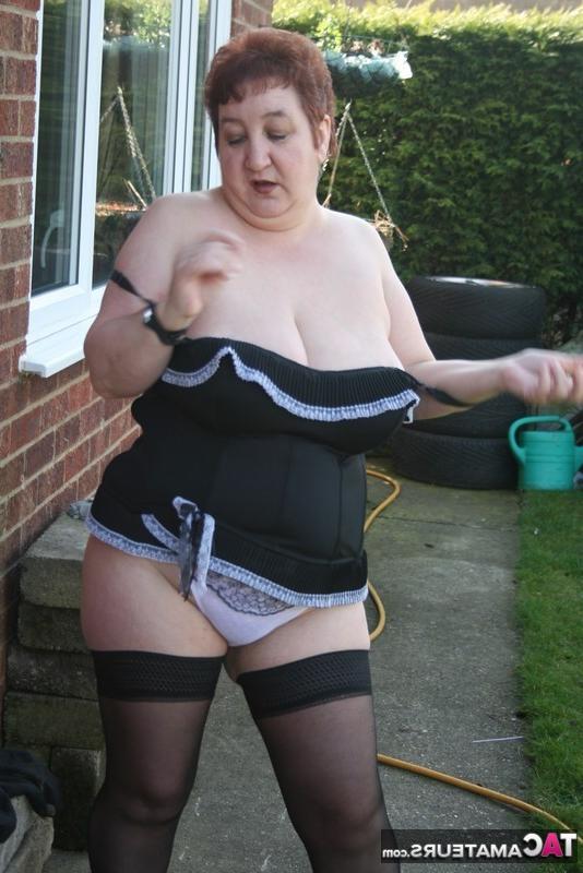 20P Amador mais velho BBW Kinky Carol libera seus peitos enormes fora de sua casa