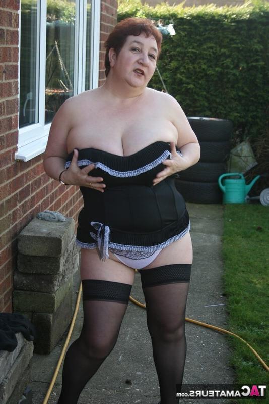 20P Amador mais velho BBW Kinky Carol libera seus peitos enormes fora de sua casa
