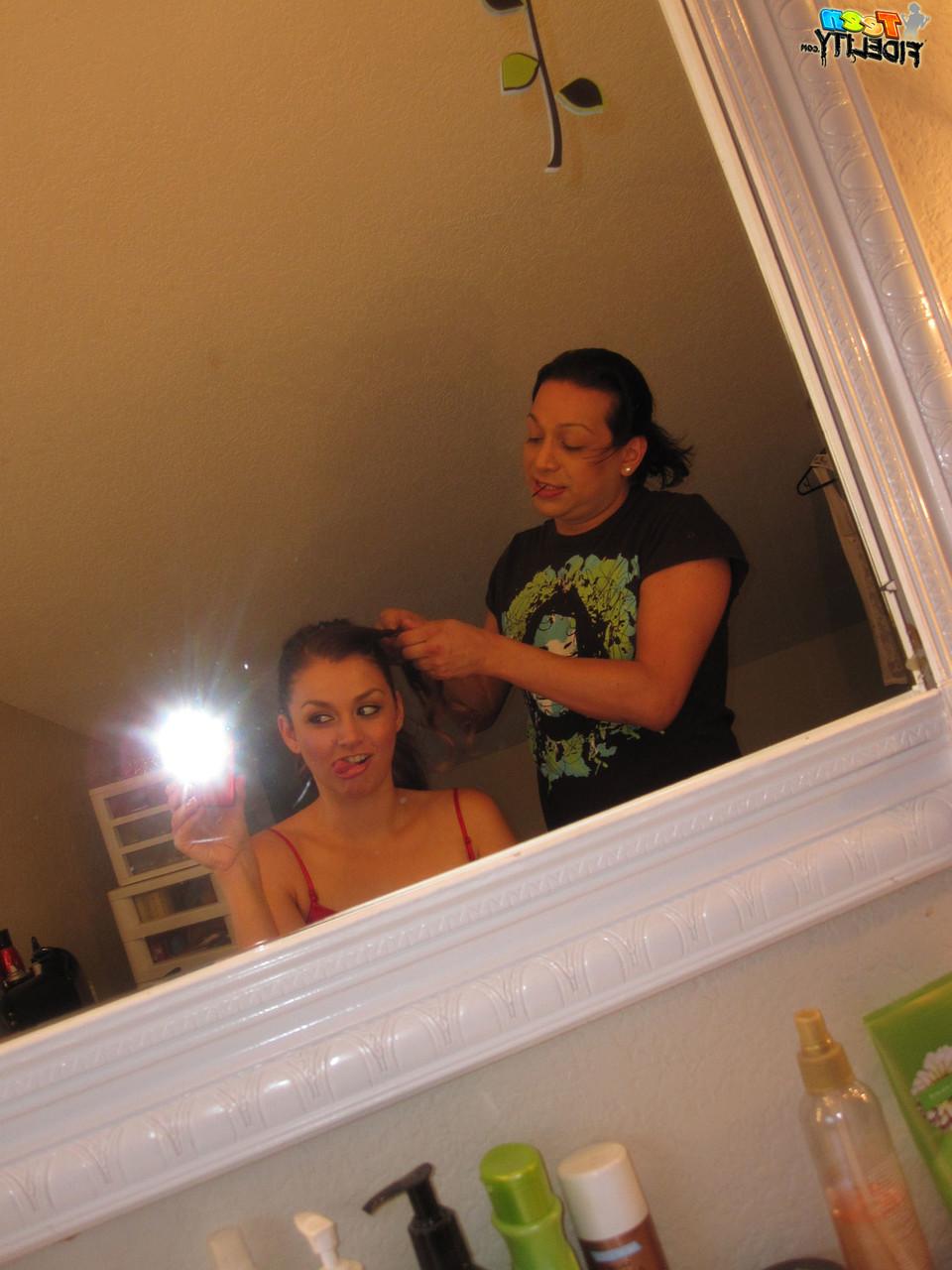 20P A adolescente sorridente Allie Haze mostra peitos pequenos e um belo saque no jardim