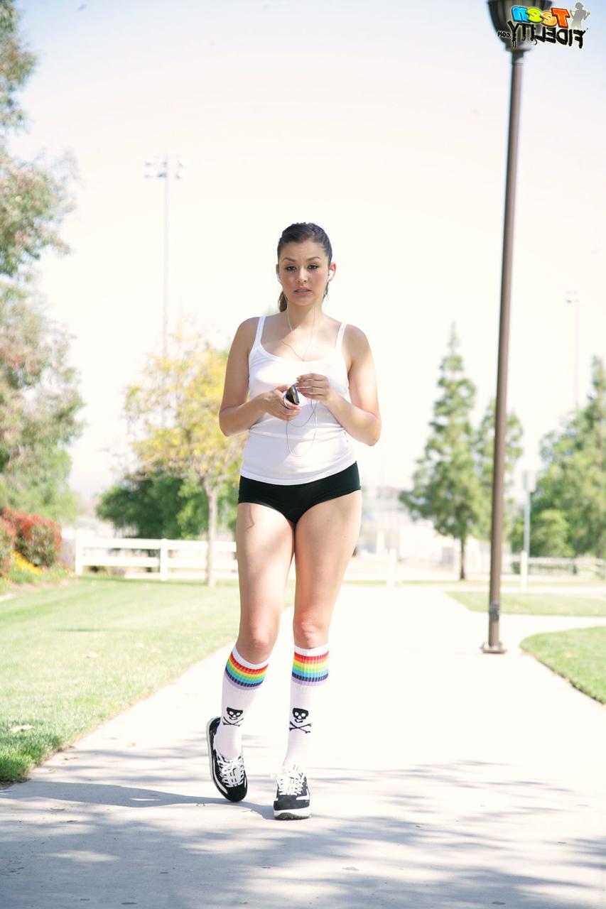 20P A adolescente sorridente Allie Haze mostra peitos pequenos e um belo saque no jardim