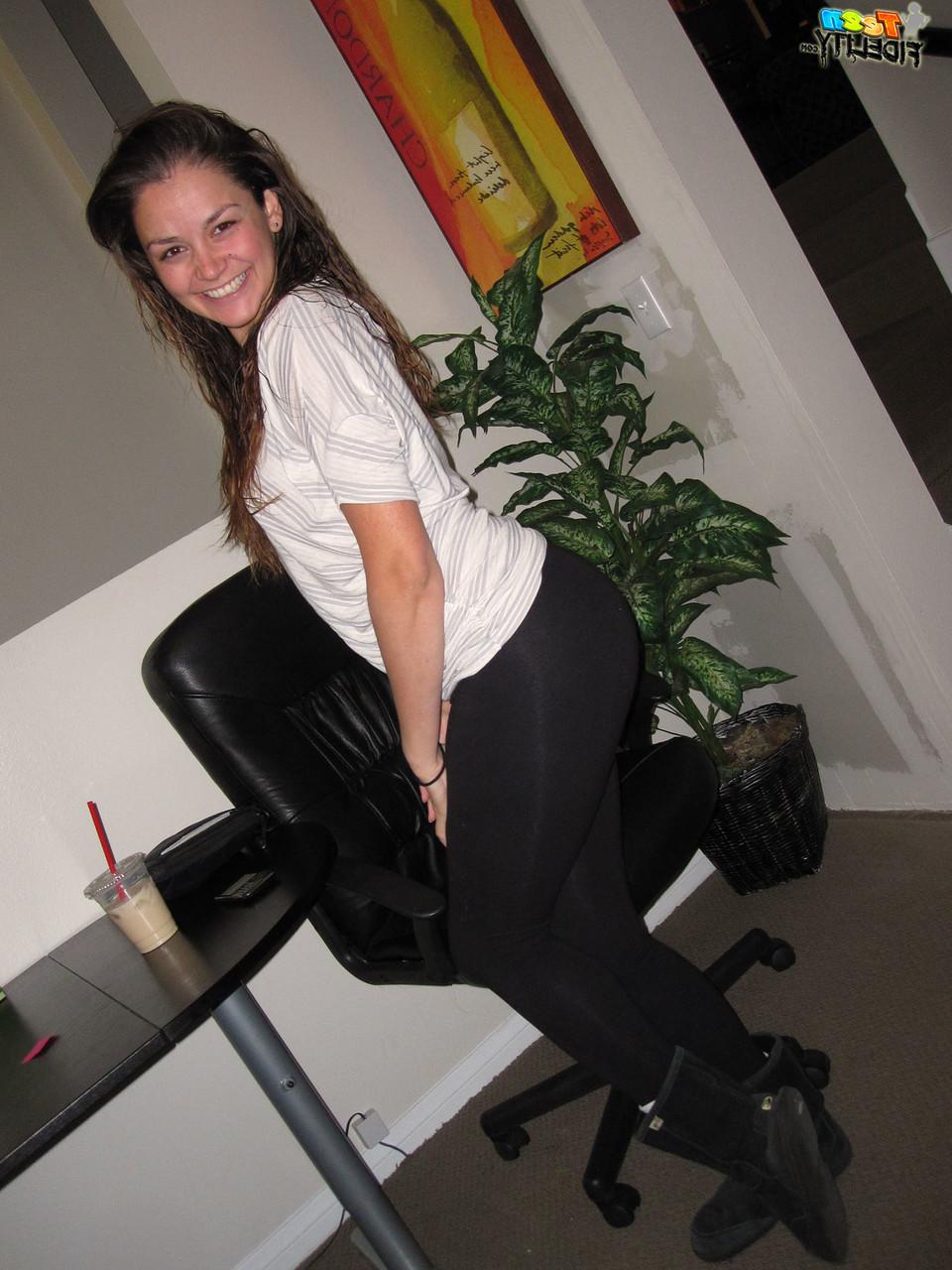 20P A adolescente sorridente Allie Haze mostra peitos pequenos e um belo saque no jardim