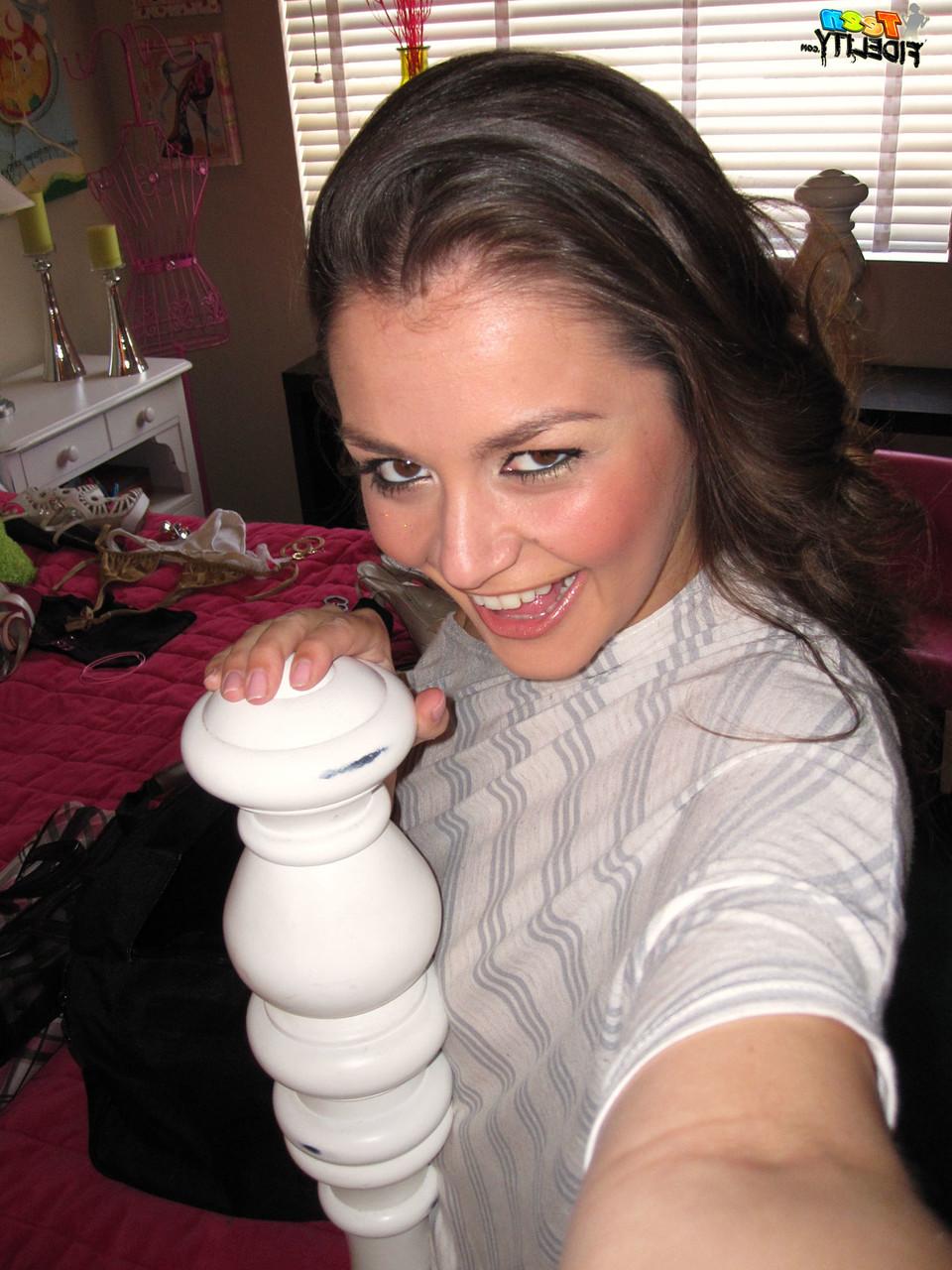 20P A adolescente sorridente Allie Haze mostra peitos pequenos e um belo saque no jardim