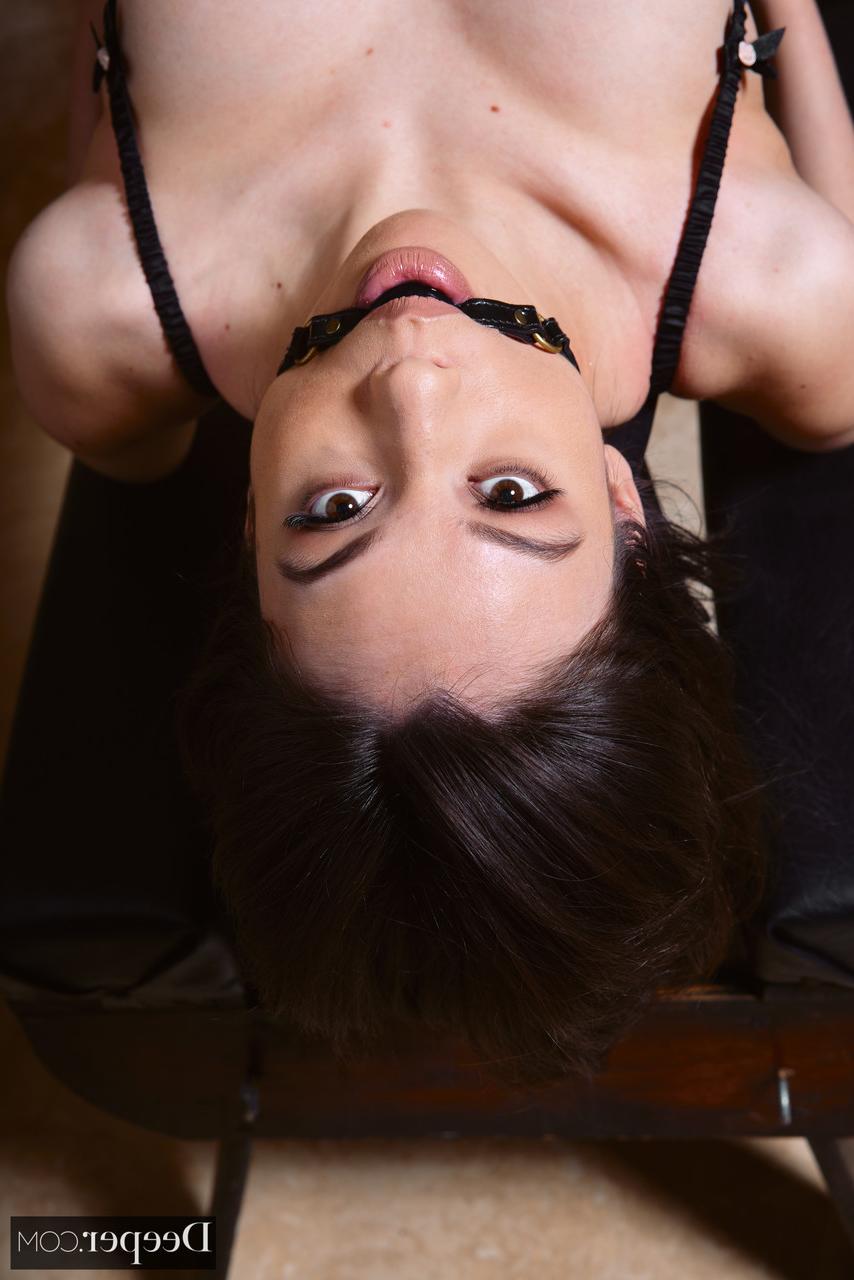 20P Las jóvenes latinas Violet Starr y Liv Wild son dominadas y folladas por Manuel Ferrara