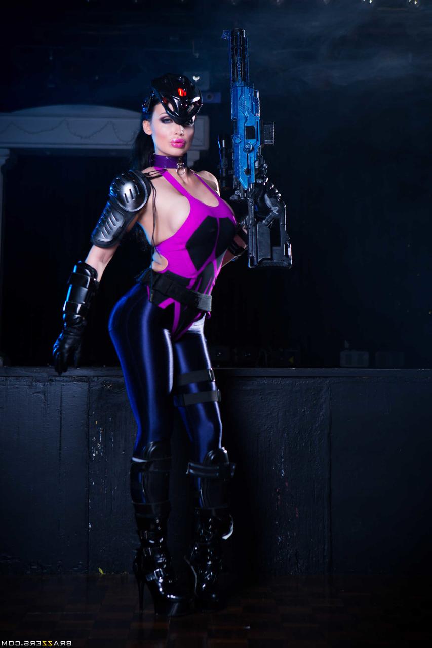 20P La húngara vestida de negro aletta ocean muestra sus tetas falsas y su culo redondo