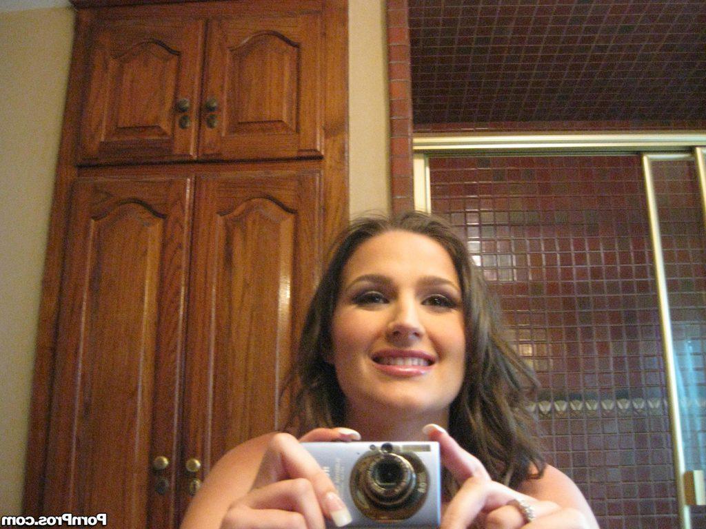 12P 元ガールフレンドのジュディ・マリーがバスルームで裸になりながら自撮り写真を撮る