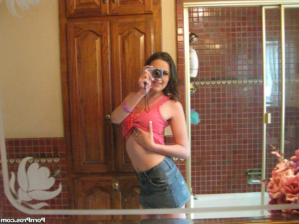 12P 元ガールフレンドのジュディ・マリーがバスルームで裸になりながら自撮り写真を撮る