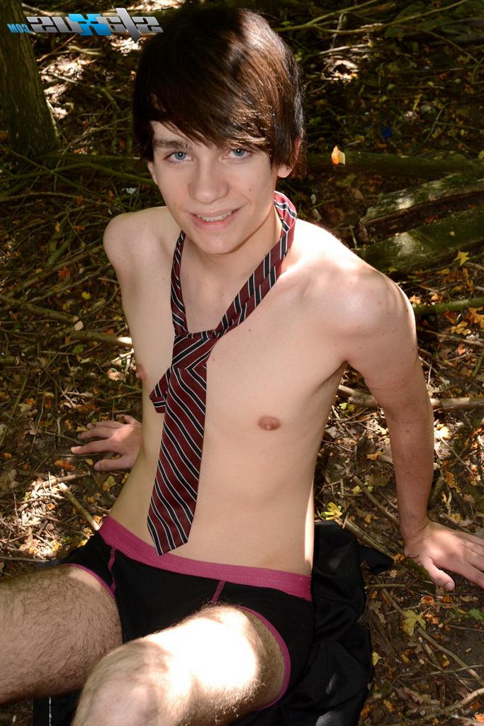 20P Garotos gays excitados Jaye Elektra e Jayden Middleton fodendo descaradamente na natureza
