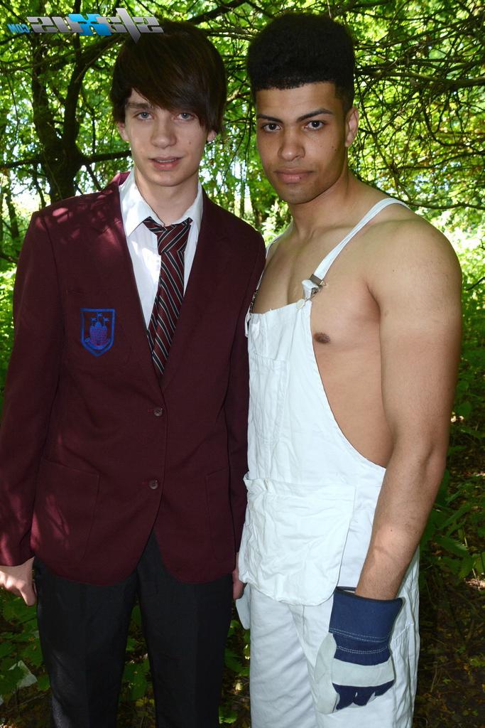 20P Garotos gays excitados Jaye Elektra e Jayden Middleton fodendo descaradamente na natureza