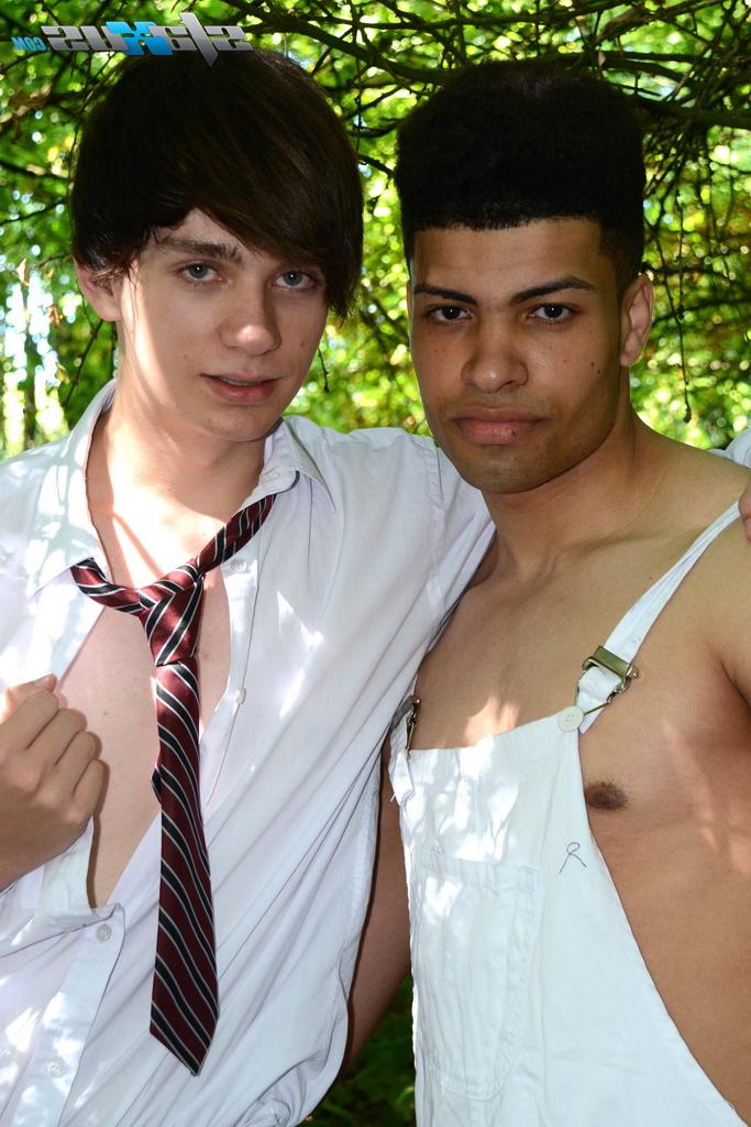 20P Garotos gays excitados Jaye Elektra e Jayden Middleton fodendo descaradamente na natureza