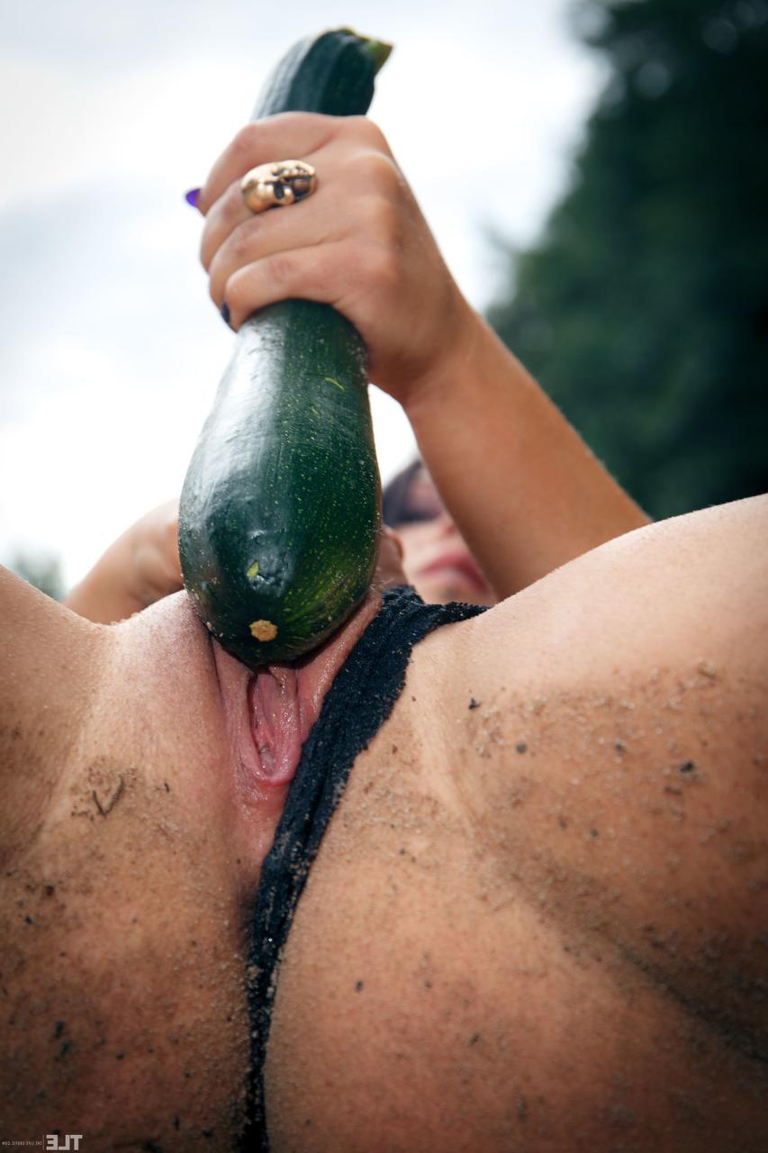 20P Safada MILF Lola Ash brinca com sua buceta com tesão com um vegetariano em público