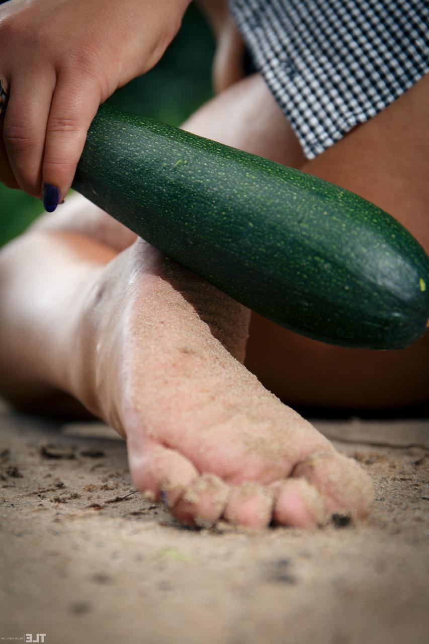 20P Safada MILF Lola Ash brinca com sua buceta com tesão com um vegetariano em público