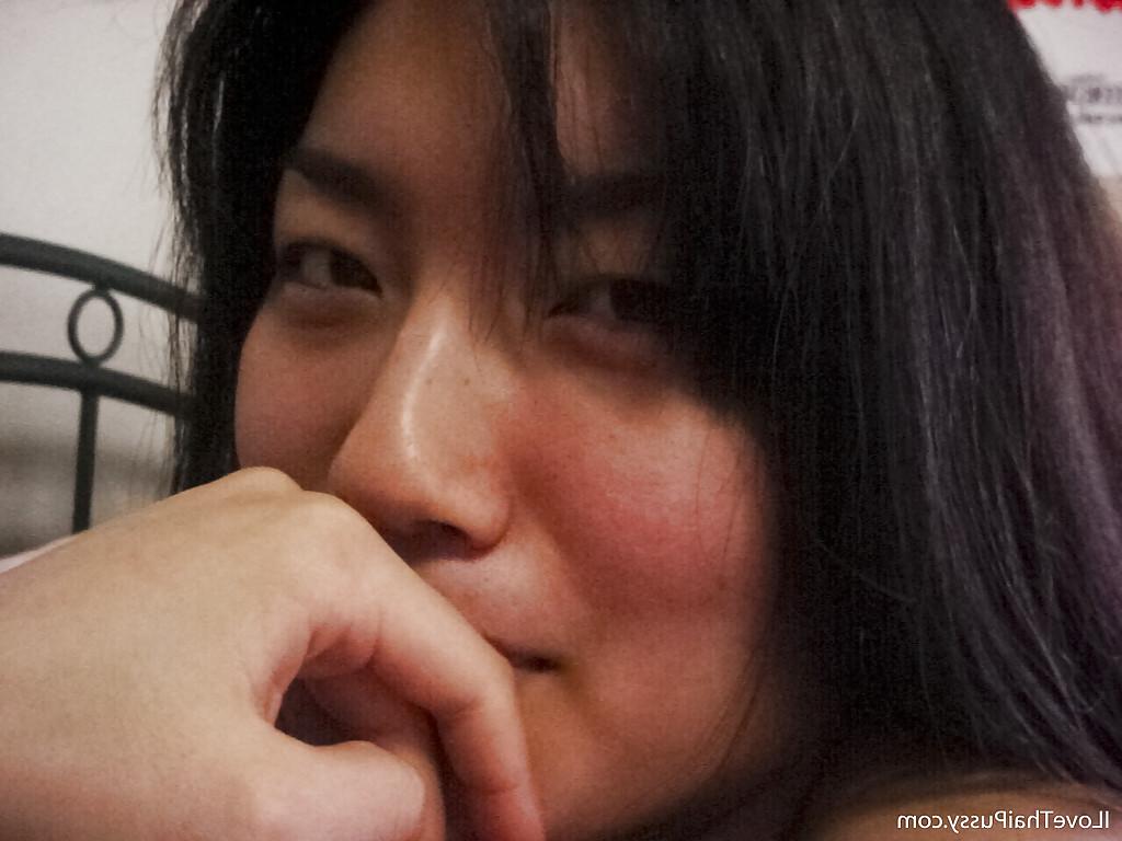 16P Nena asiática caliente con melones pequeños se venda los ojos y posa desnuda