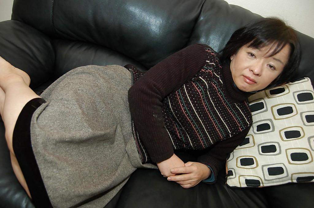 16P Vovó asiática Tomoe Nakamachi se despindo e levando a boceta peluda para tomar banho