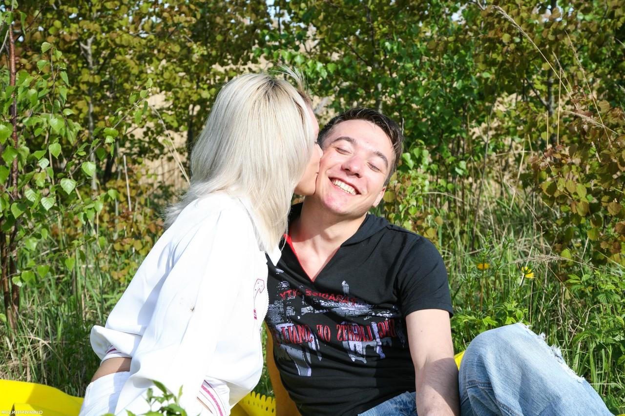15P Der sexy, geile Teenager bedankt sich bei seinem Freund, dass er sie zu einem schönen Picknick mitgenommen hat