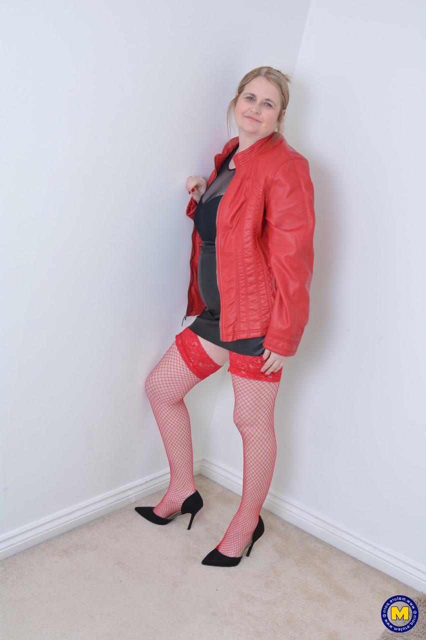 20P Die Amateur-Hausfrau Kimmy zieht sich langsam aus und spielt mit ihrer saftigen Fotze
