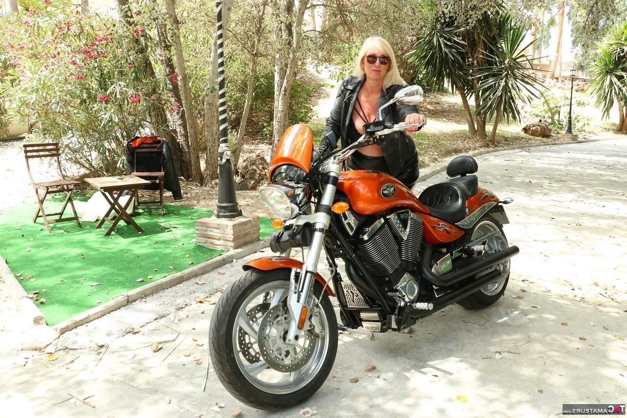16P Melody, blonde mature, découvre ses gros seins au sommet d'une moto.